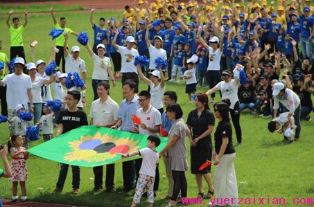 奥运冠军杨景辉代表中国队接受“三公仔•爱子有方万人亲子真人画”祝福