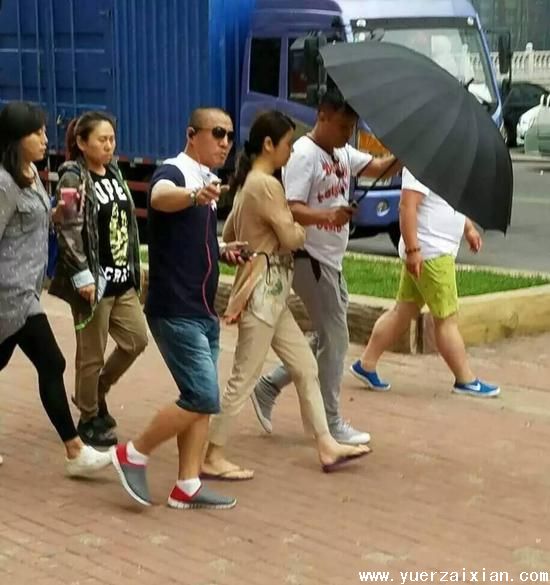 林心如平底鞋+孕肚,看来怀孕已是板上钉钉