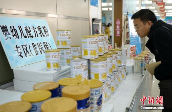 资料图:民众在山西太原一家药店内选购婴幼儿奶粉。中新社发 韦亮 摄