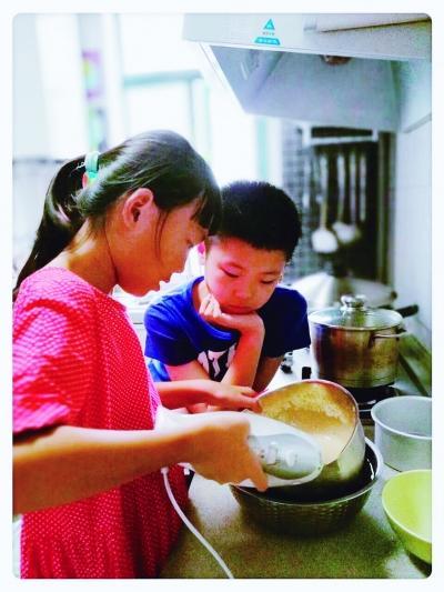 9岁多的徐艺嘉在家给同龄的孩子上美食培训课。 徐艺嘉妈妈供图