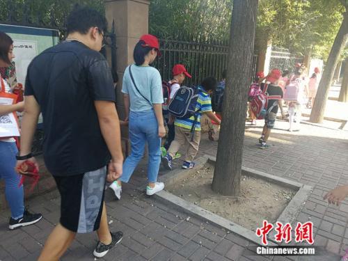 某托管机构接小学生放学 中新网记者 张尼 摄