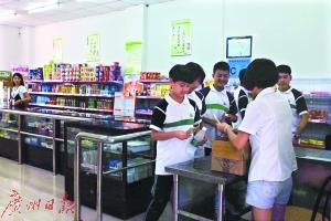 学校小卖部被改造为干净整洁的小超市。