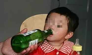 过年别逗孩子喝酒