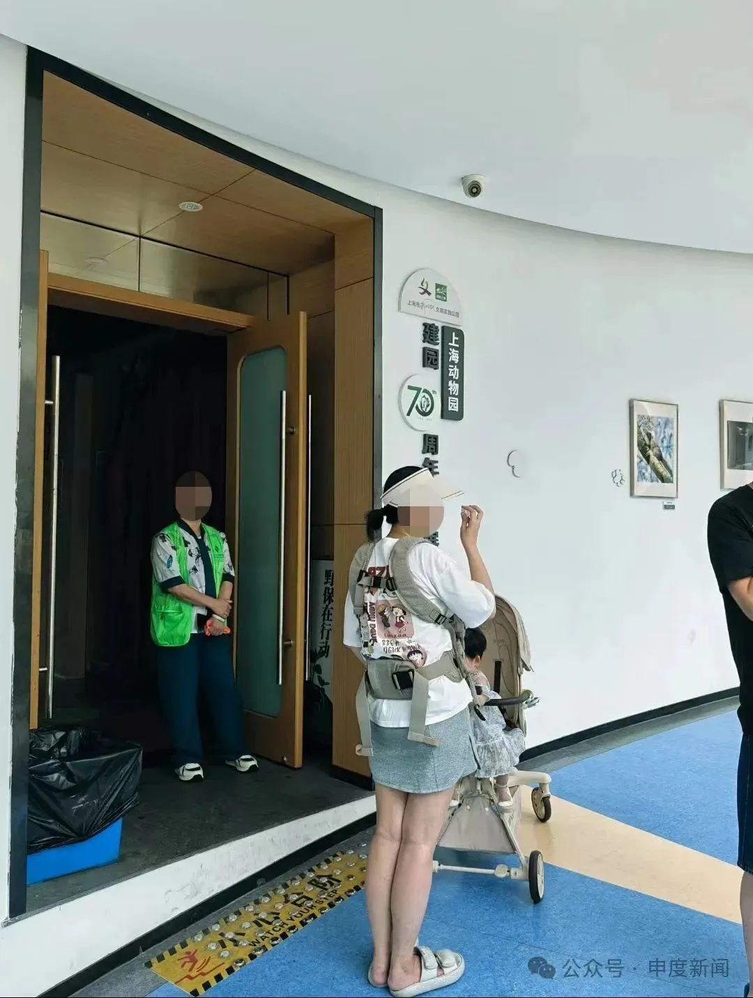 唯一母婴室在大门外，10月龄婴儿展馆内喝奶被赶出！上海动物园称做法合规，网友吵翻