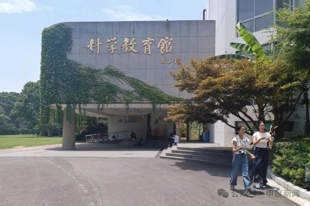 唯一母婴室在大门外，10月龄婴儿展馆内喝奶被赶出！上海动物园称做法合规，网友吵翻