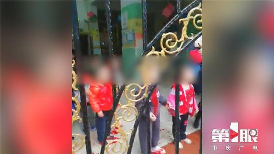 重庆一妇女幼儿园砍伤多名儿童被警方控制(组图)