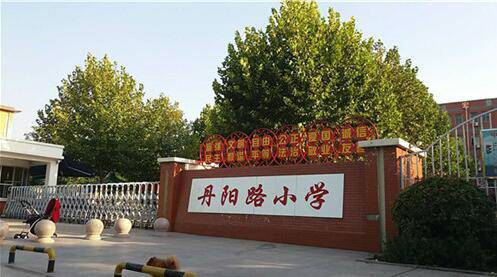 小学生红领巾印广告!学校发现后很快全部收回