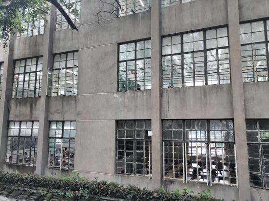 5月13日,位于图中右下方的上饶五小三年级(1)班原教室黑着灯,空空荡荡。 新京报记者 康佳 摄