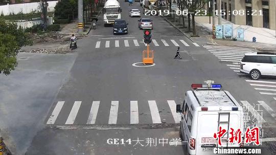 监控画面中,男孩正在独自过马路 乐清警方供图