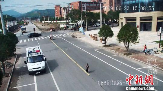 监控画面中,警车在男孩面前缓缓停下 乐清警方供图