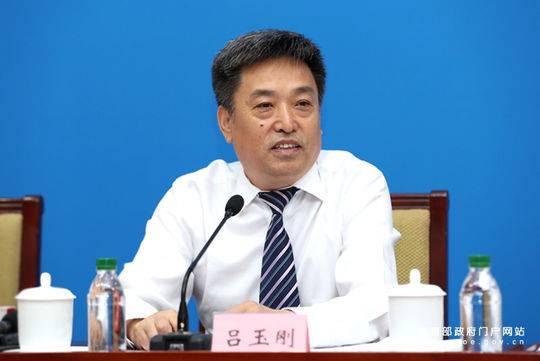 教育部基础教育司司长吕玉刚7月15日介绍线下培训机构治理进展 (来源:教育部网站)