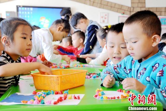 资料图：幼儿园小朋友。　张渊 摄