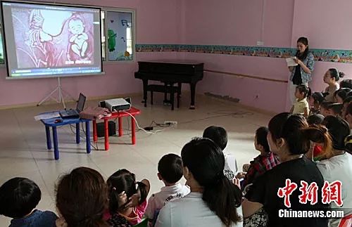 资料图:重庆一幼儿园举行亲子性教育公开课。中新社发 孟幻 摄