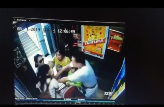 事发电梯内监控视频画面。来源:网络视频截图