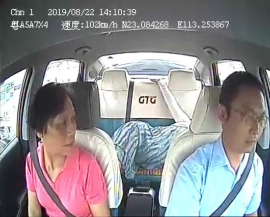 广州出租车司机夏训华护送羊水破裂的产妇去医院。广州公交集团白云（广交）公司供图