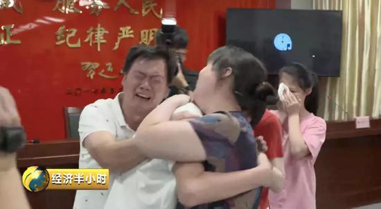 胡志江夫妇与儿子团聚