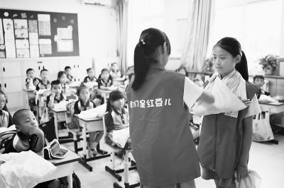 台头小学“小红豆儿”进行急救培训。