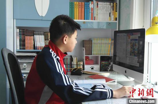 哈尔滨第四十七中学16班的陈卓在家里上课　吕品　摄
