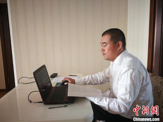 老师在家里通过网络给学生讲课 黑龙江省教育厅提供 摄