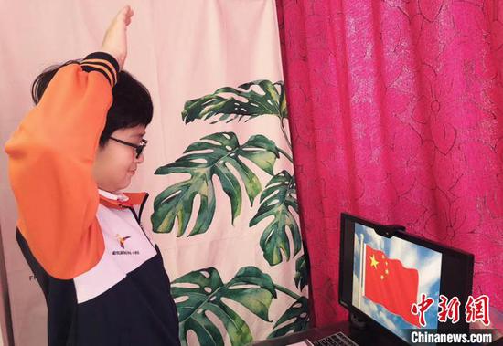 哈尔滨市虹桥第一小学五年14班的王铭泽在家里上课 吕品 摄