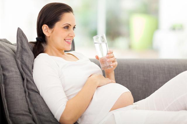 孕妇喝水有讲究：喝不好“伤胎”，正确的喝水习惯孕妈要掌握
