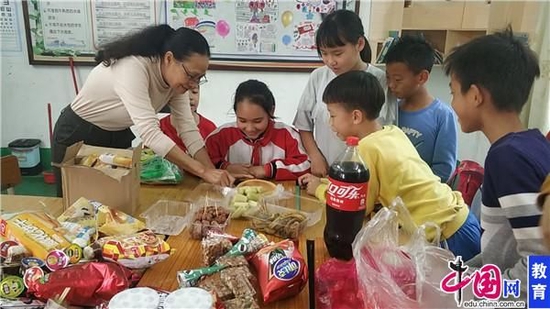 吴爱民和外来务工人员子女一起庆祝生日